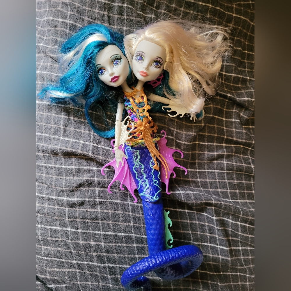 MONSTER HIGH Great Scarier Reef Peri and Pearl doll